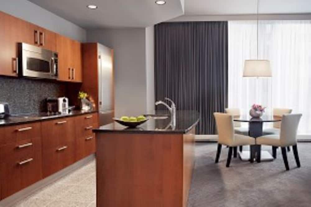 Deluxe Suite, 1 Bedroom, City View (1 King Bed) - Photo 2