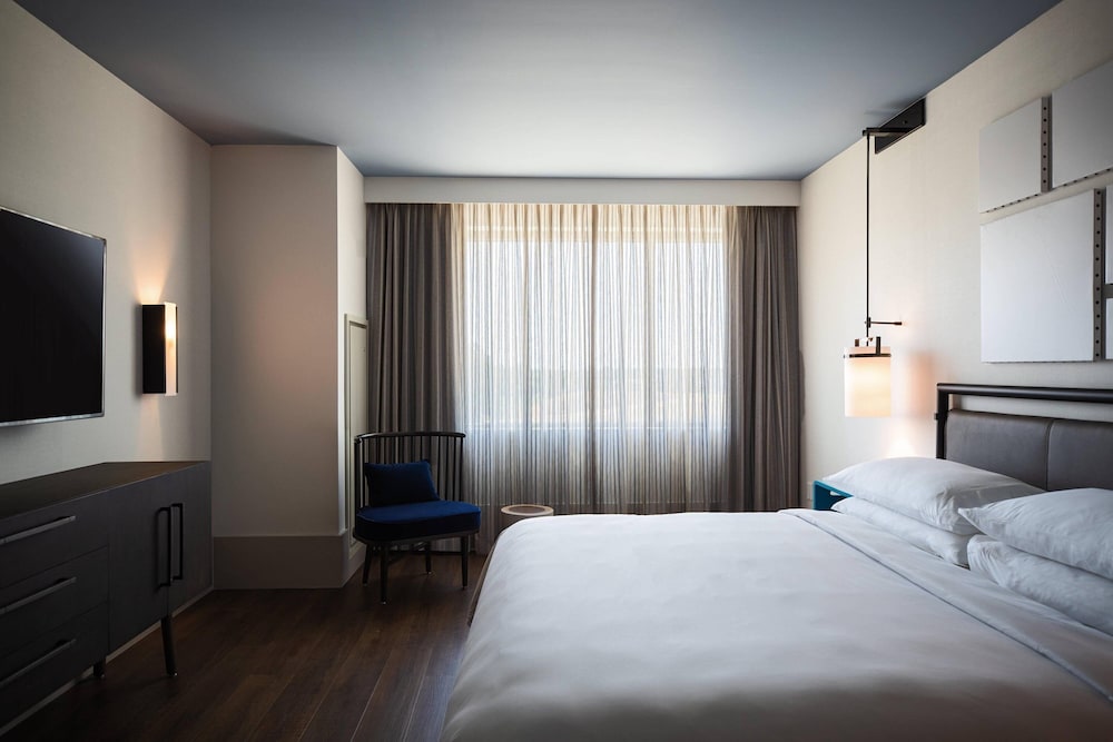 Suite, 1 King Bed photo 3