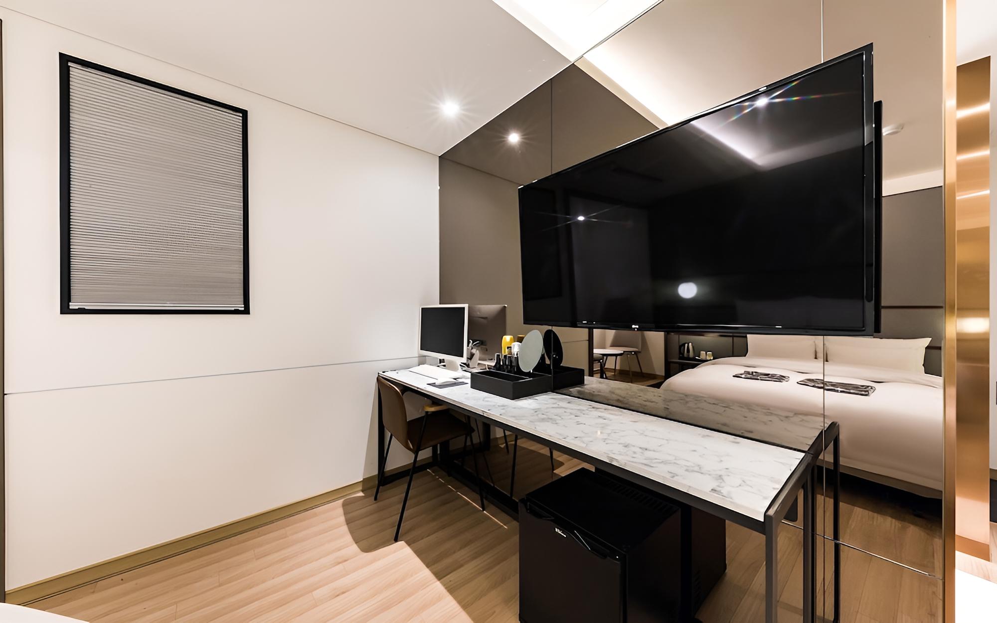 Room (Suite) - Photo 11
