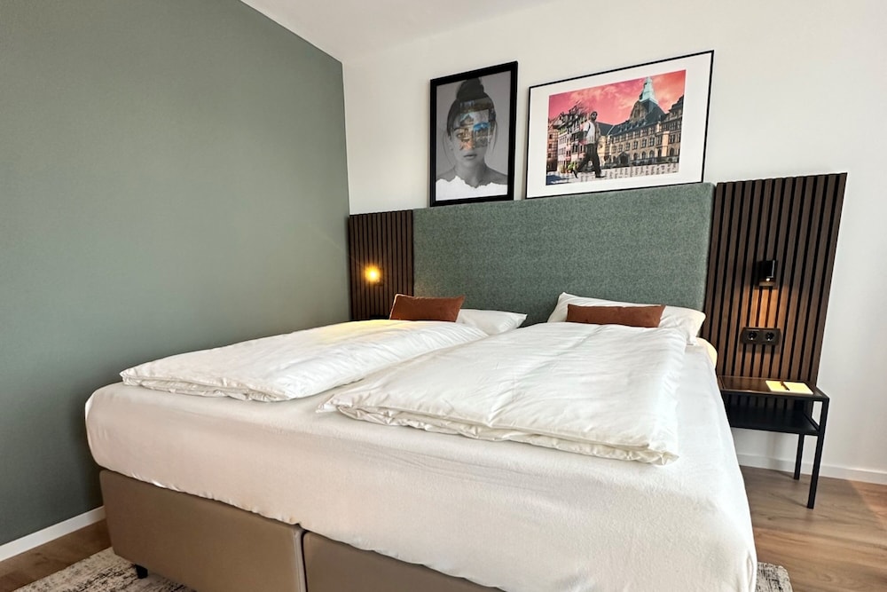 Business Room, 1 King Bed, Balcony - Photo 2
