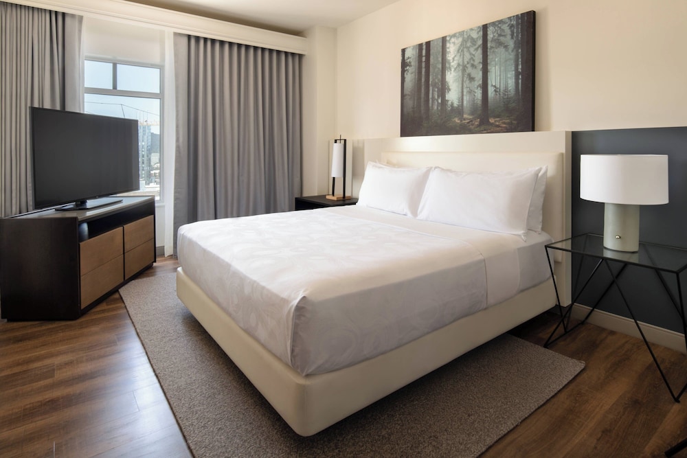 Club Room, 1 King Bed, City View - Photo 8