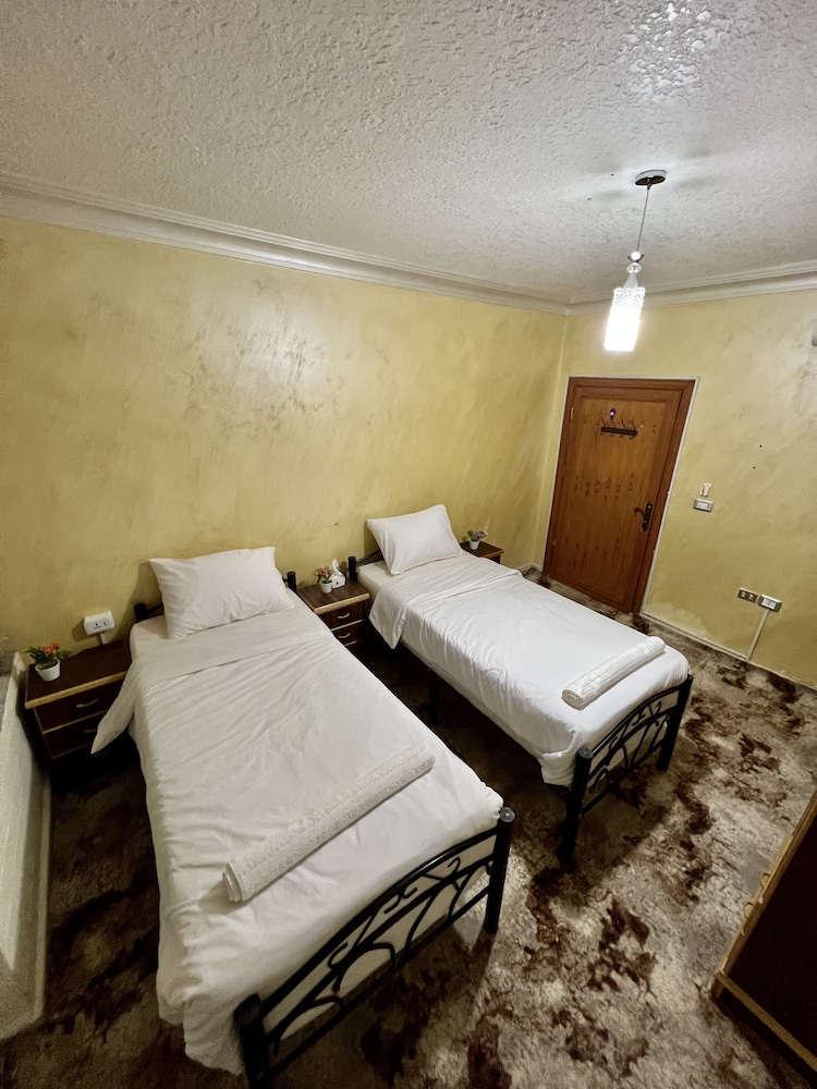 Standard Twin Room - Photo 6