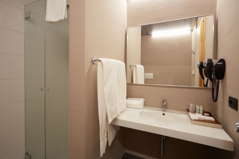 Standard Double Room - Photo 14
