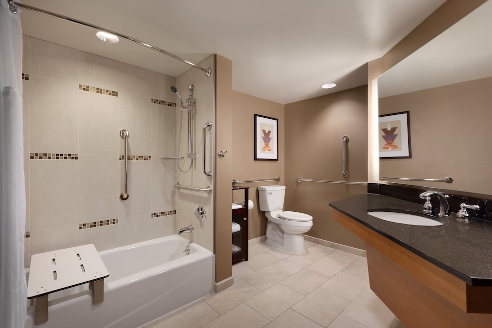 Room, 1 King Bed, Accessible, Corner (Bathtub) - Photo 3