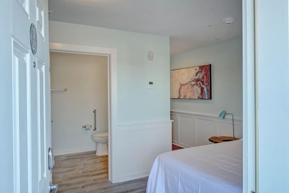 Standard Single Room, 1 Queen Bed, Refrigerator & Microwave photo 1