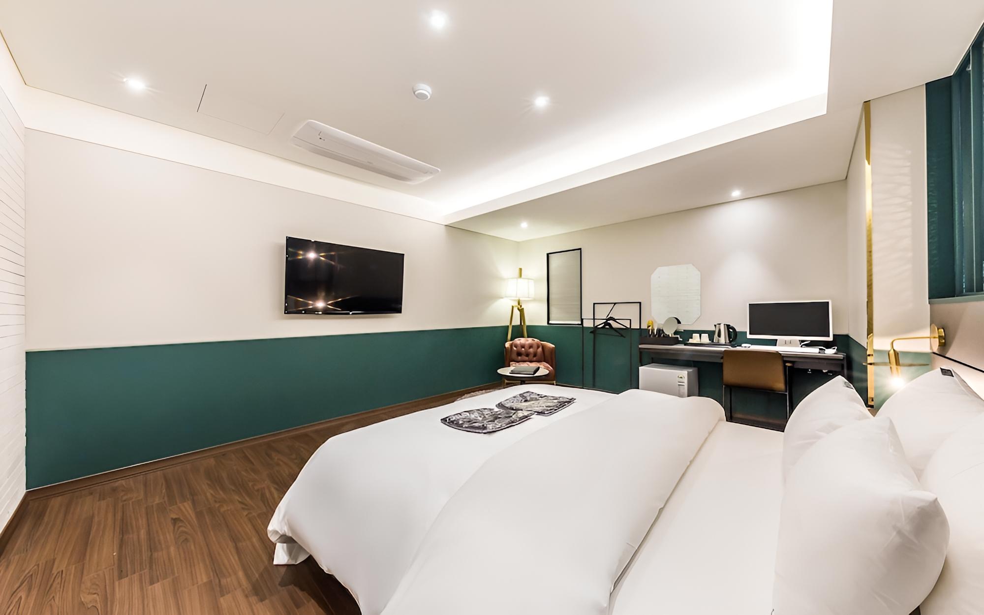 Room (Suite) - Photo 8
