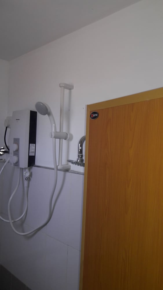 Basic Double Room, 1 Queen Bed, Smoking, Private Bathroom photo 2