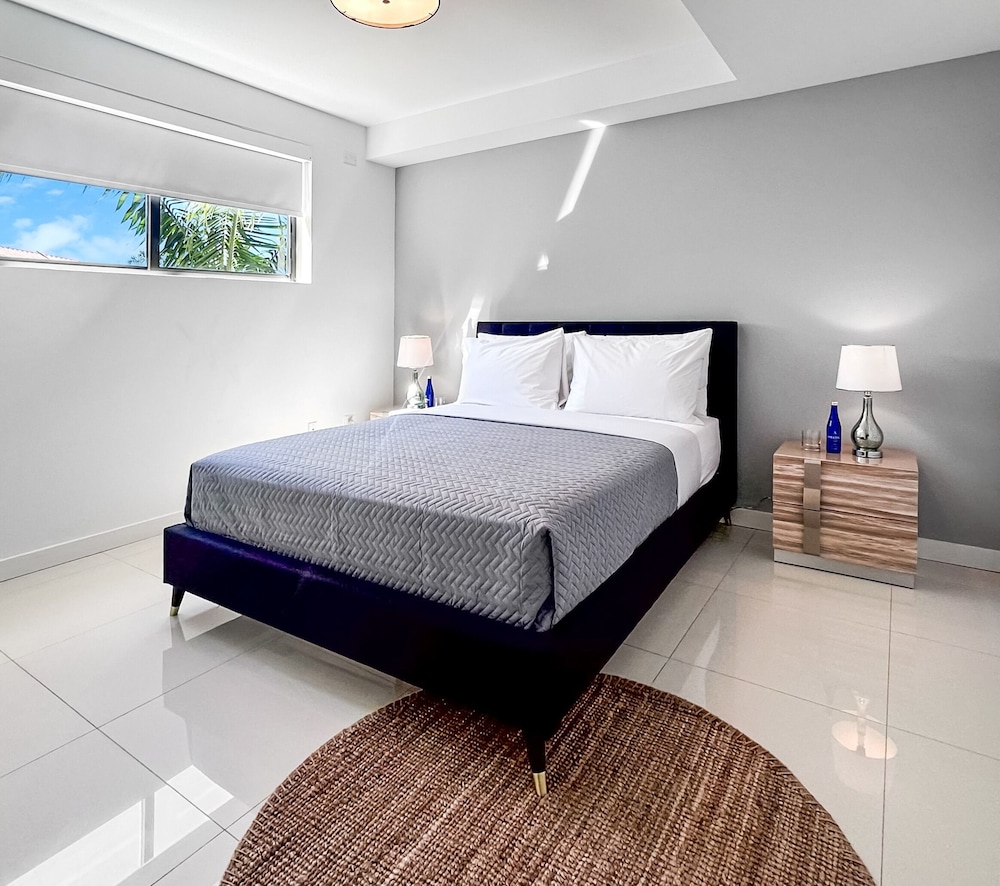 Penthouse - Two Bedroom Apartment w/Kitchen and Balcony