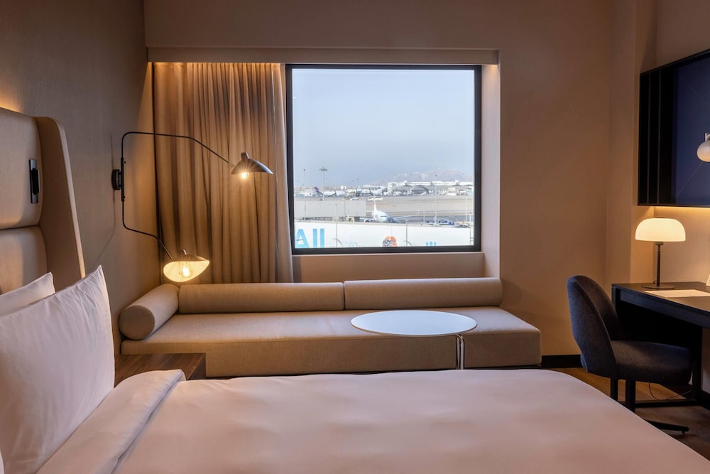 Superior Room, 1 Queen Bed, Non Smoking thumbnail 6