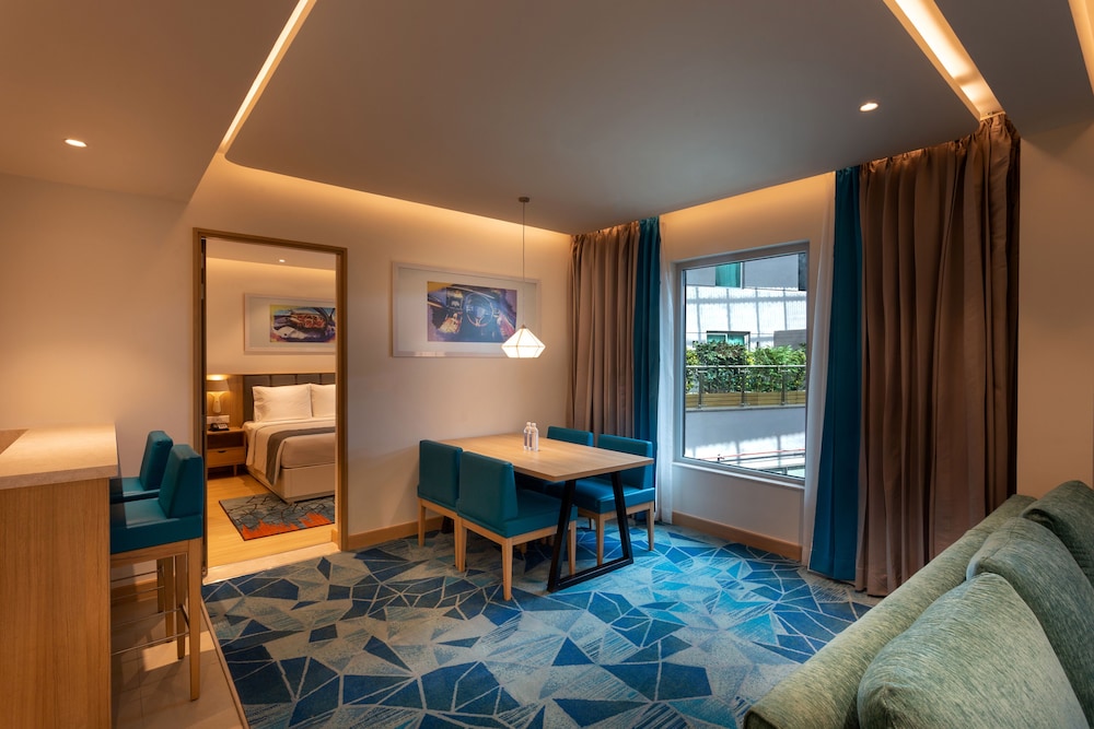 Suite, 1 Queen Bed, Bathtub (Two Bay) - Photo 8