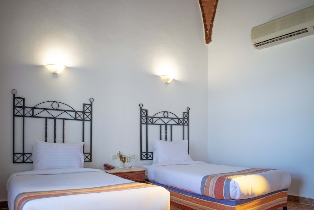 Junior Room, Sea View, Poolside