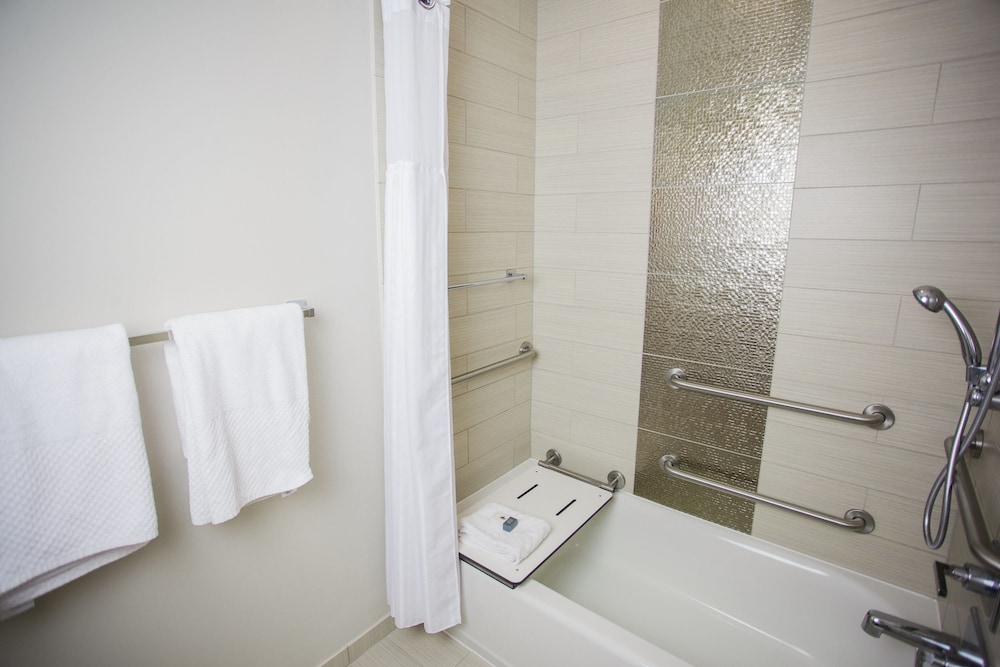 Room, 2 Queen Beds, Accessible, Bathtub - Photo 5
