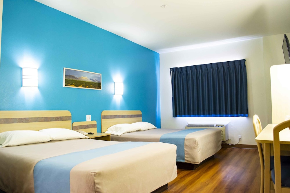 Standard Room, 2 Queen Beds, Non Smoking photo 2