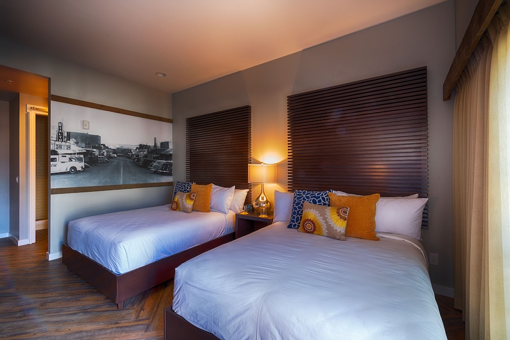Deluxe Room, 2 Queen Beds - Photo 1