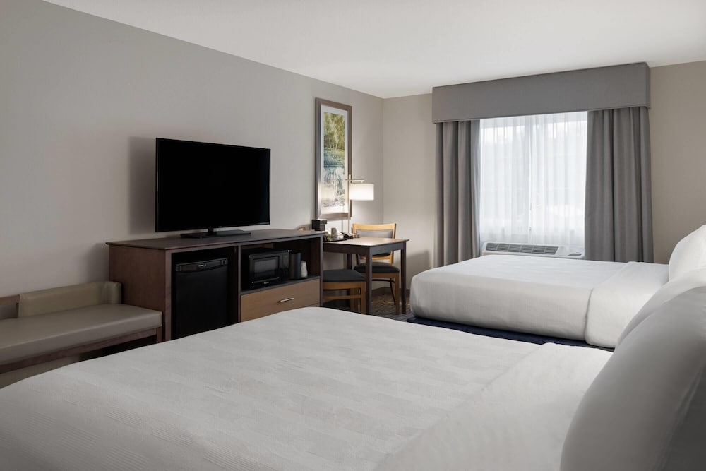 Room, 2 Queen Beds, Accessible, Non Smoking (Mobility, Bathtub W/grab Bars) photo 2