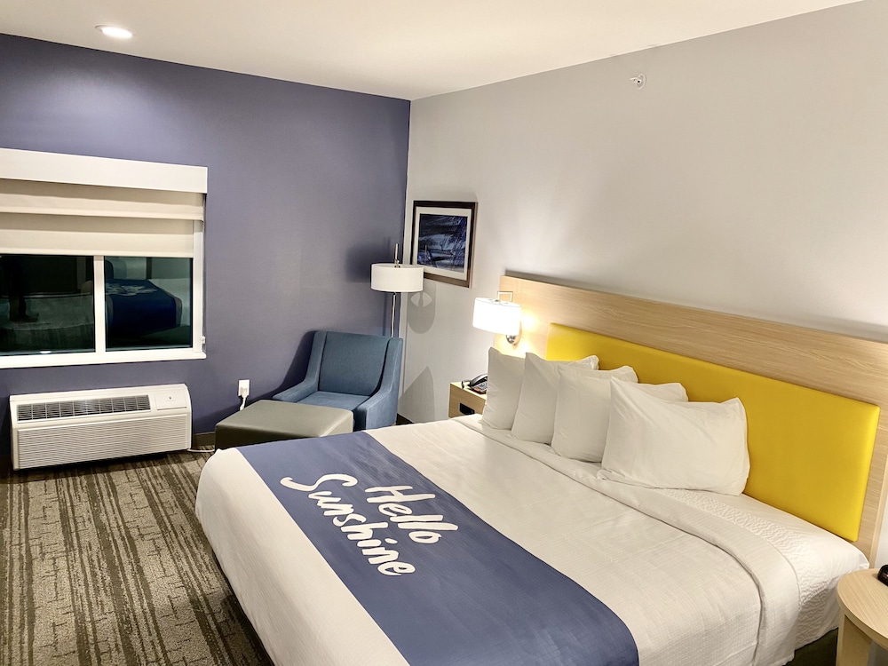 Room, 1 King Bed, Non Smoking - Photo 3