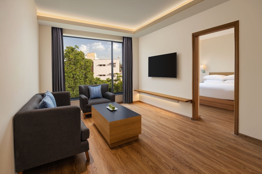 Suite, 1 King Bed - Photo 4