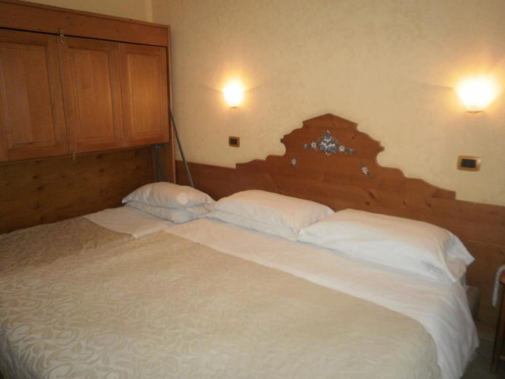 Triple Room with window photo 3