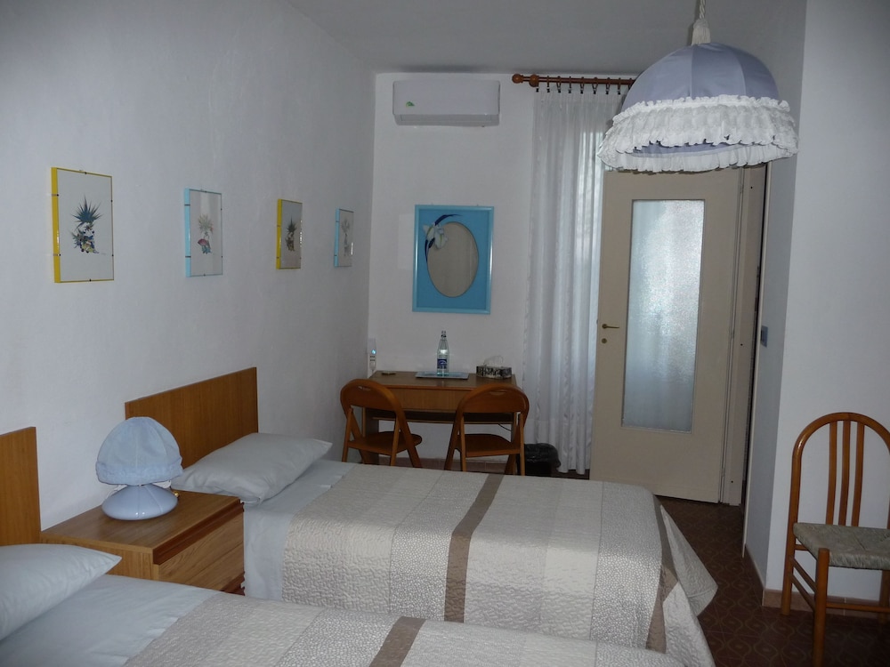 Double or Twin Room, 3 Twin Beds