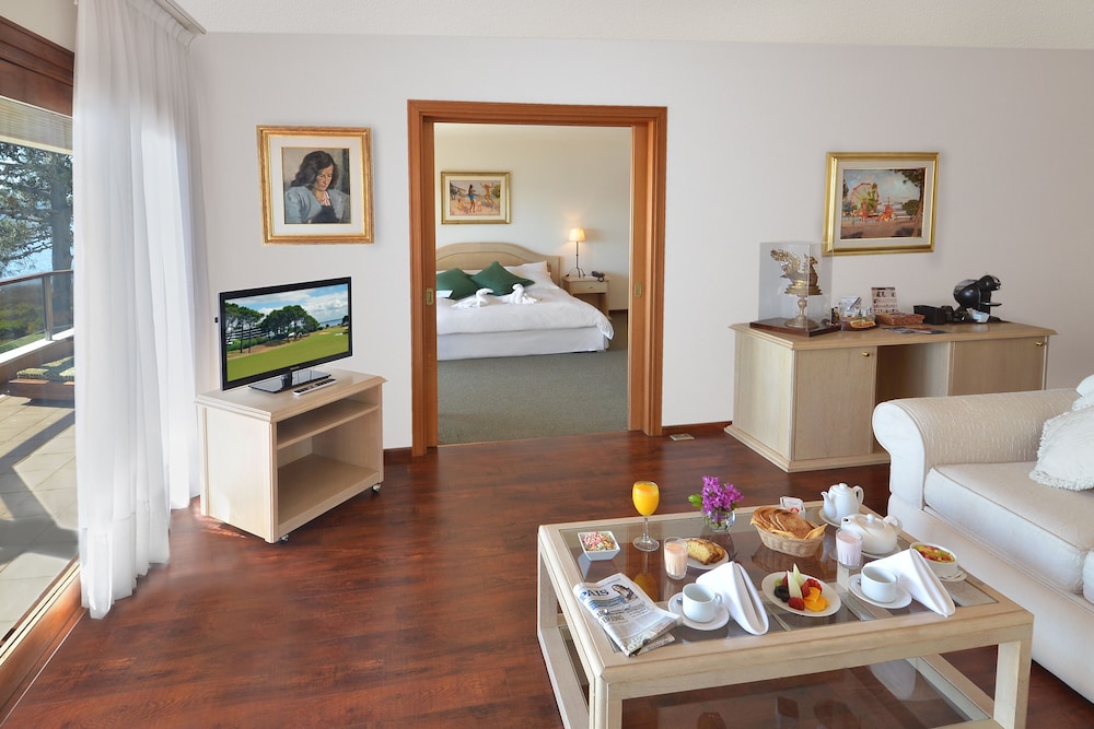 Suite, 1 King Bed - Photo 2