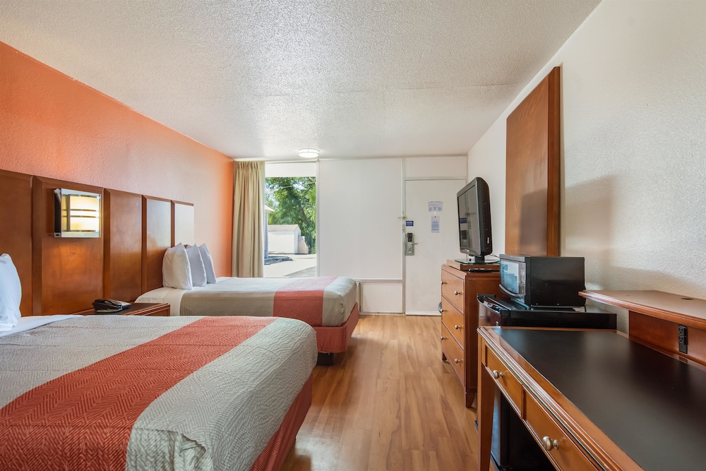 Standard Room, 2 Queen Beds, Smoking, Refrigerator & Microwave photo 2