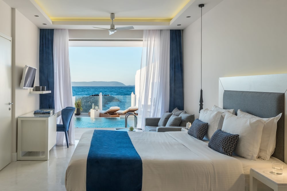 Island Suite Seafront with Private Heated Pool and Beach Access thumbnail 5