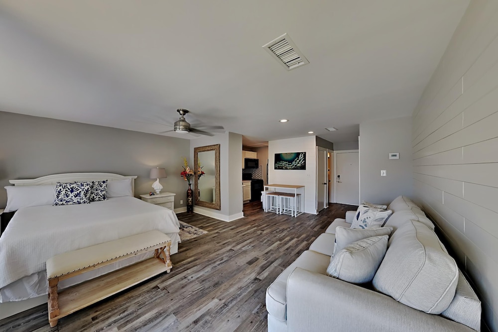 Condo, 1 Queen Bed, Balcony (#8246 - No Pets) photo 1