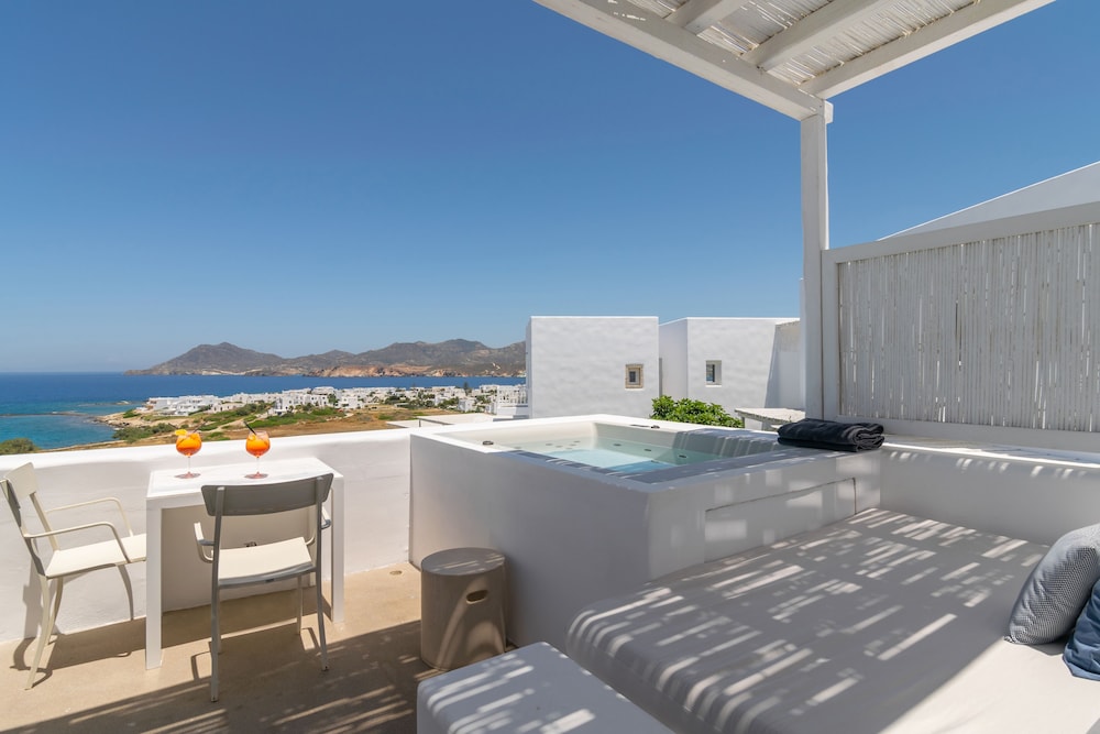 Deluxe room with outdoor jacuzzi and sea view photo 1