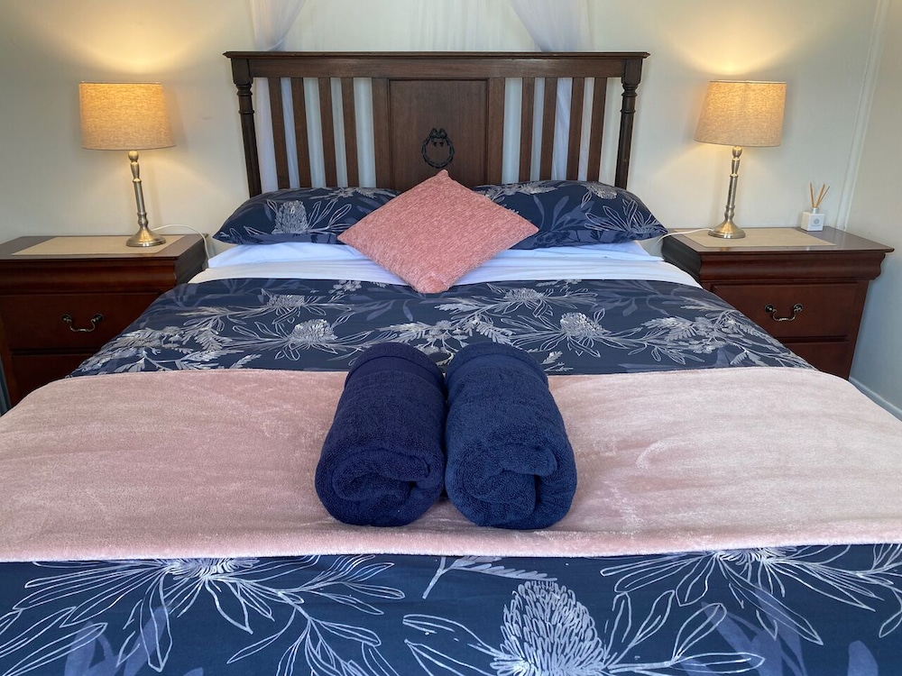 Seacroft Room 6, 1 King bed, Courtyard view photo 2