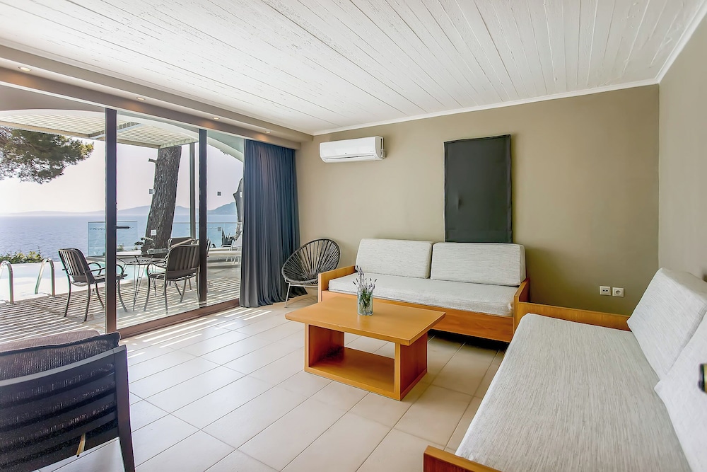 Premium Family Bungalow with private pool Sea & Mouse Island view photo 2