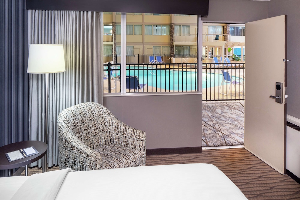 Suite, 1 King Bed, Pool View photo 2