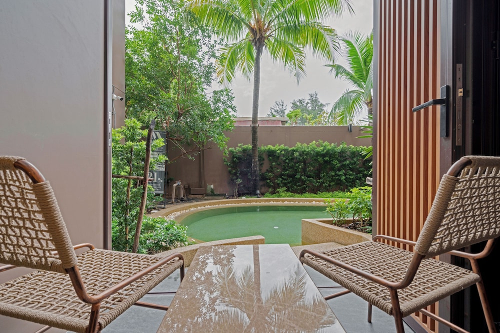 Deluxe Room, 1 King Bed, Pool Access - Photo 3