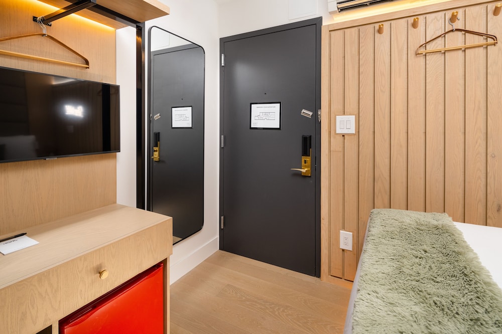 Full-Size Elegance Escape in Midtown thumbnail 6