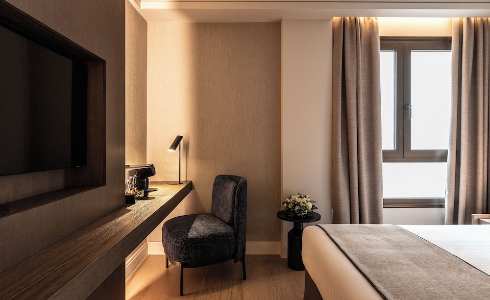 Business Double or Twin Room thumbnail 6