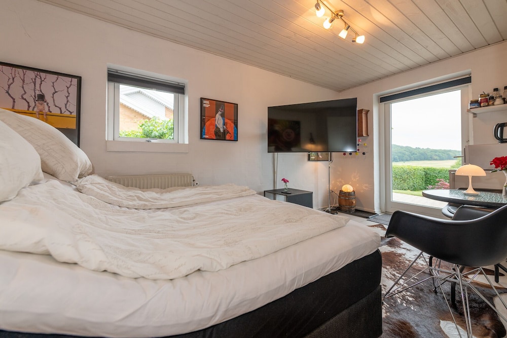 Double Room, 1 King Bed, Shared Bathroom photo 1