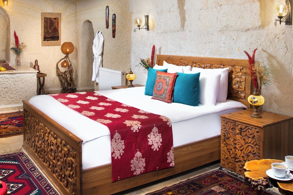 Deluxe Suite with Pool - Photo 5