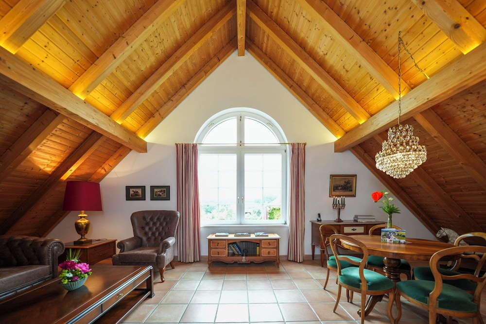 Deluxe Studio Suite, Kitchen, Courtyard View
