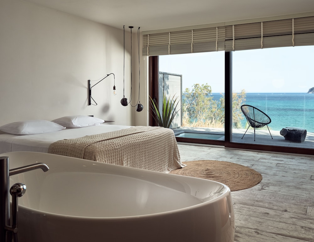 Premium Junior Suite with Outdoor Jetted Tub & Sea View - Photo 3