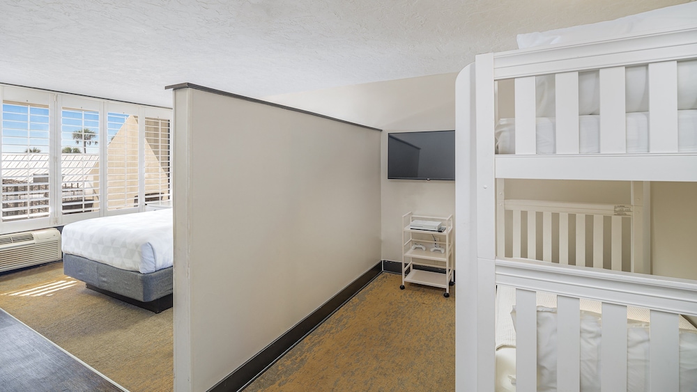 Standard Room, Multiple Beds - Photo 6