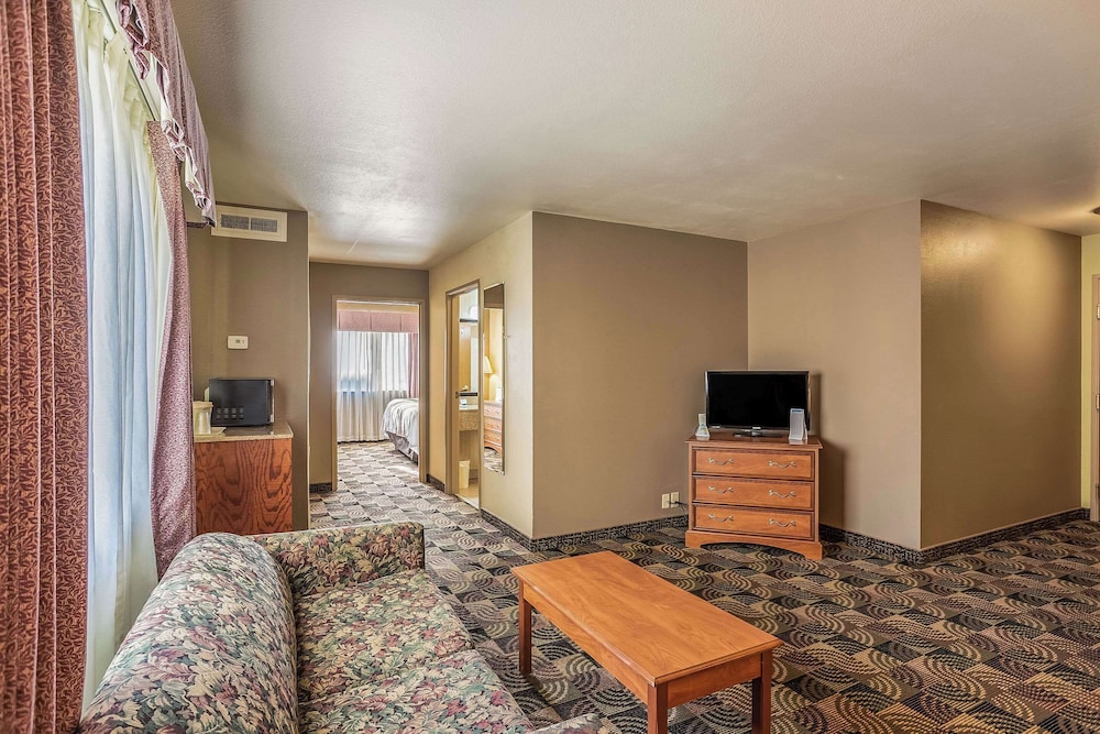 Suite, 1 King Bed, Non Smoking - Photo 2