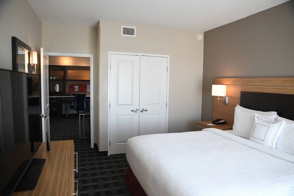 Suite, 1 Bedroom (Mobility/Hearing Access, Roll-In Shwr) photo 2