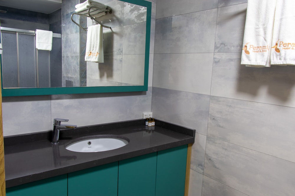 Standard Twin Room thumbnail 6