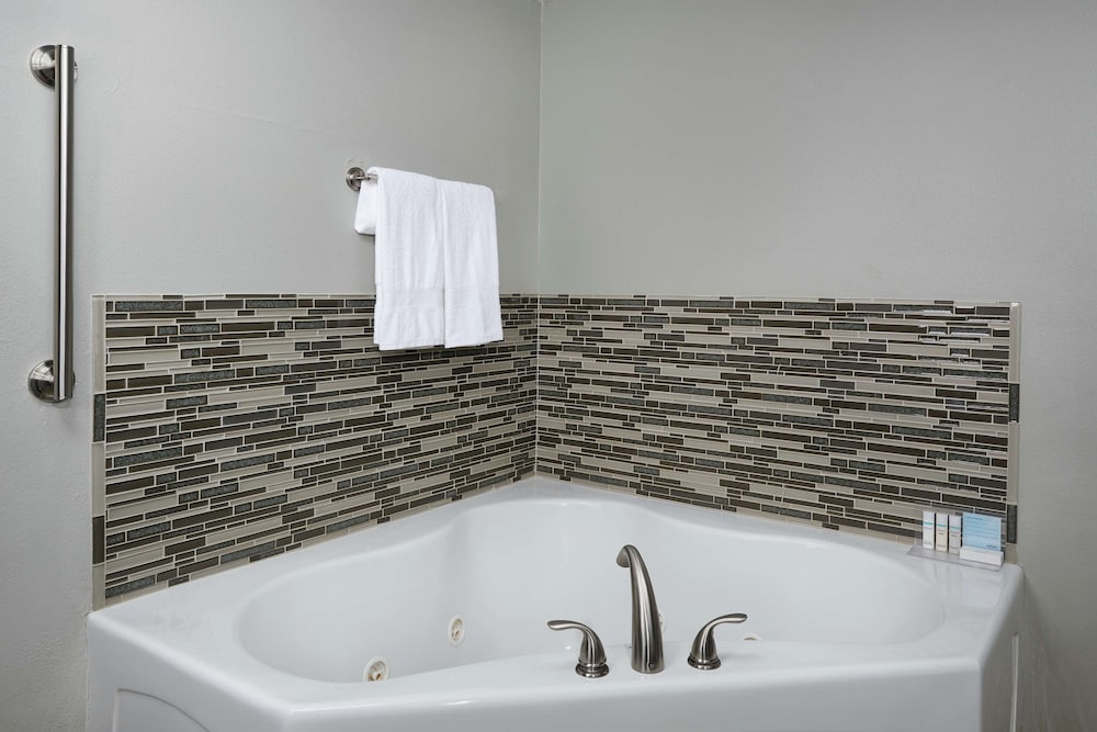 Room, 1 King Bed, Non Smoking, Refrigerator & Microwave (Jetted Tub) photo 3