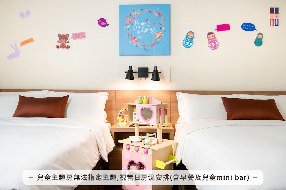 Signature Quadruple Room photo 2