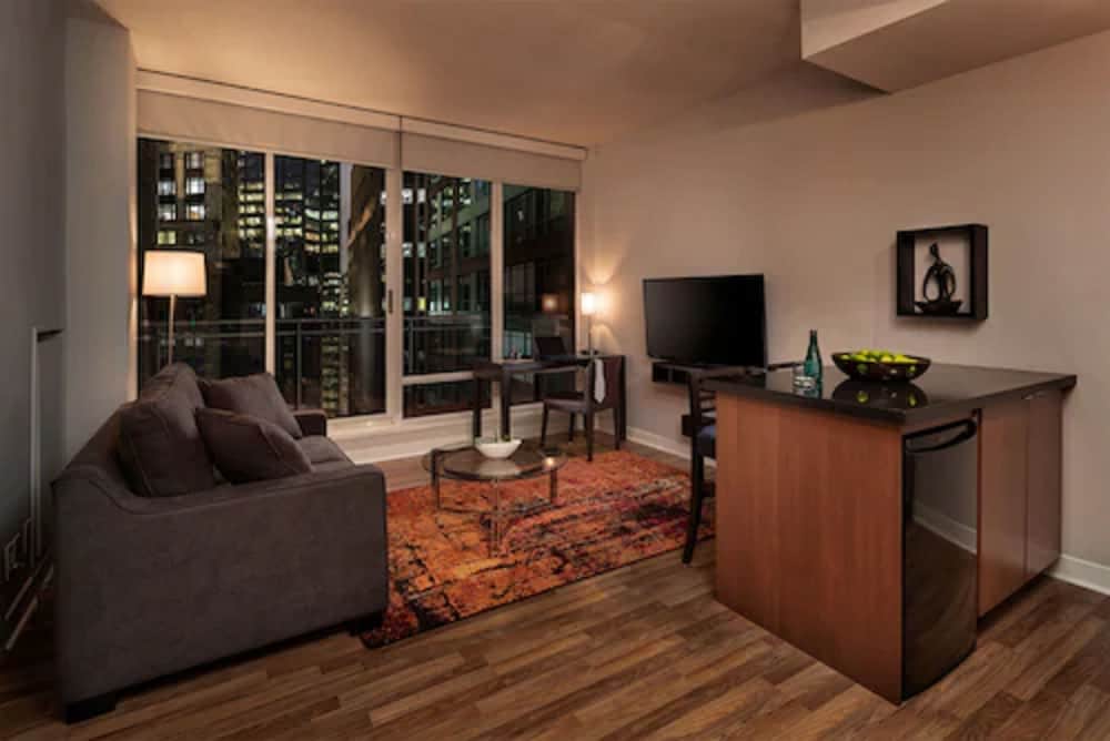 Suite, 1 Bedroom - Photo 3