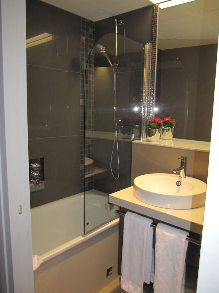 Deluxe Double or Twin Room thumbnail 5