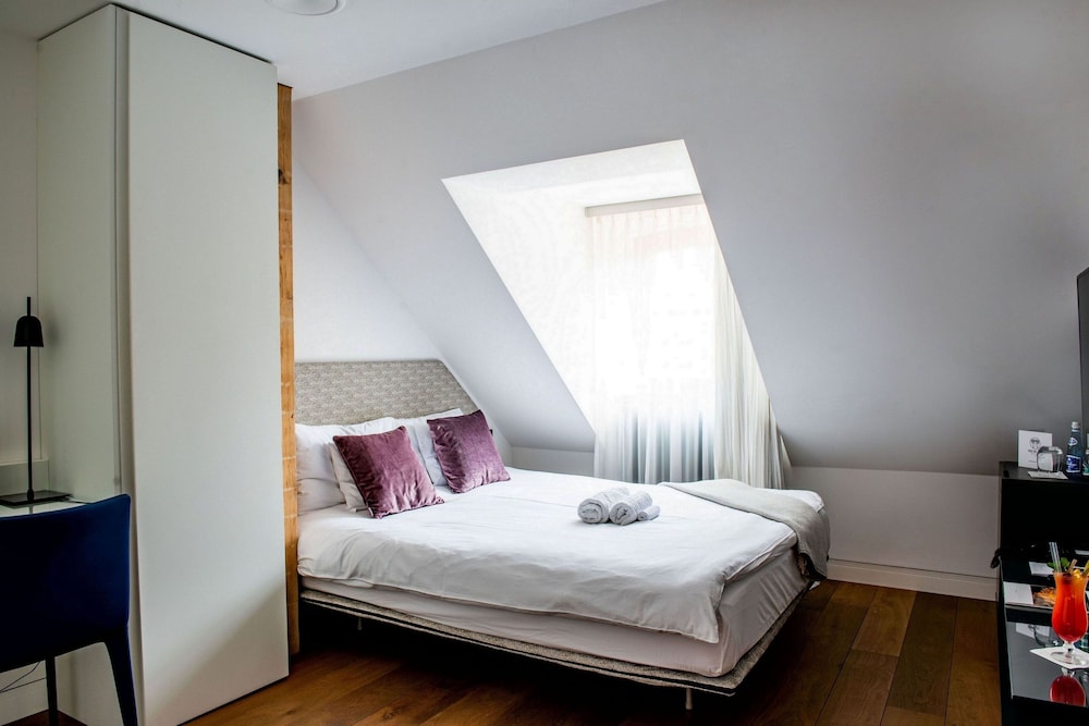 Single Room, 1 Queen Bed