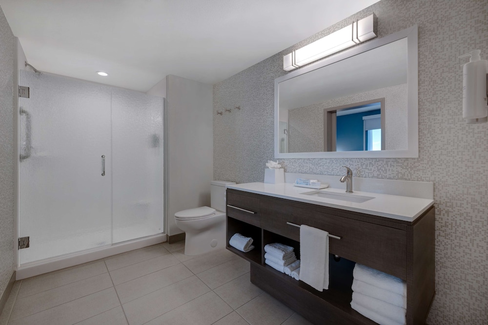 Suite, 1 King Bed, Accessible (Roll-In Shower) - Photo 7