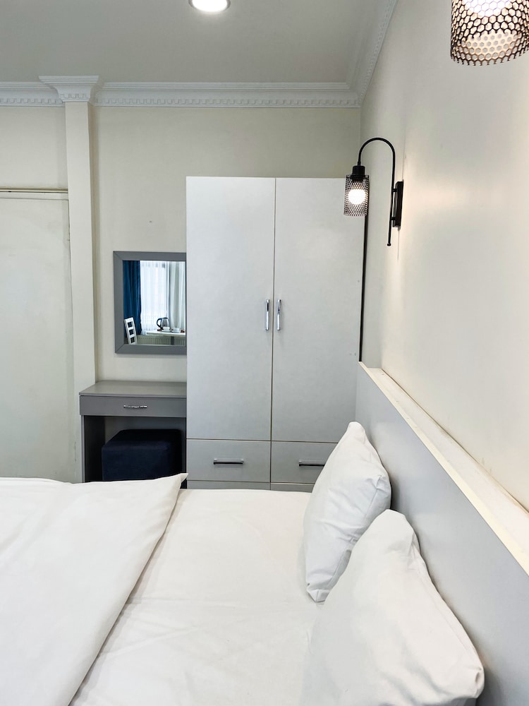 Superior Triple Room, City View photo 3