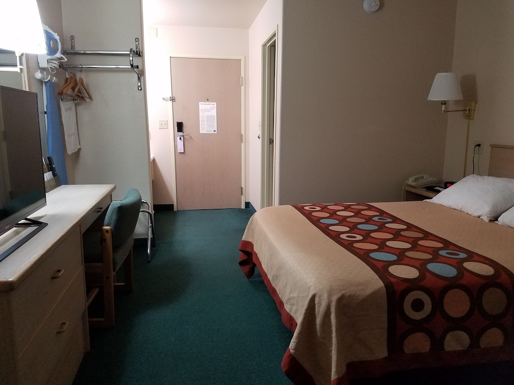 Deluxe Room, 1 Queen Bed, Non Smoking photo 3
